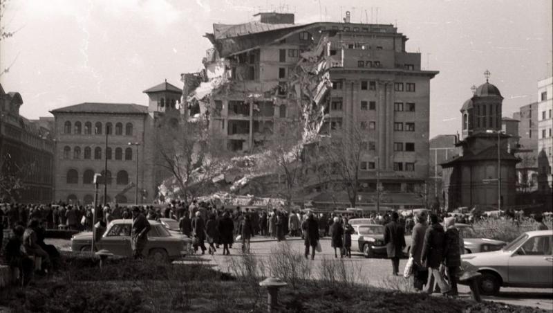 Se simte cutremur. E 4 martie 77. Mor peste 1.500 de oameni. Pe străzi se strâng dărâmăturile cu mătura. Ceaușescu privește și exclamă: 