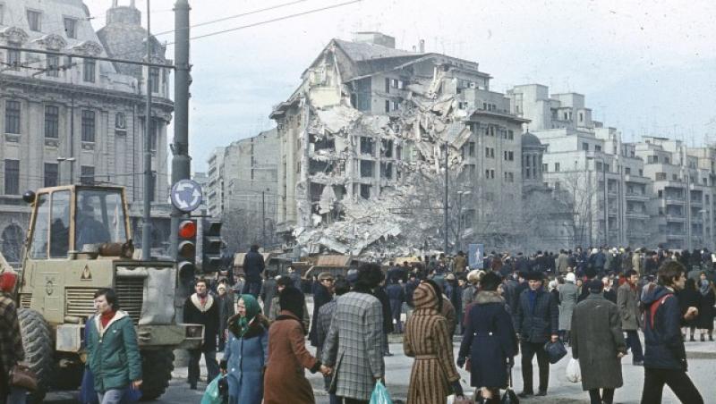 Se simte cutremur. E 4 martie 77. Mor peste 1.500 de oameni. Pe străzi se strâng dărâmăturile cu mătura. Ceaușescu privește și exclamă: 