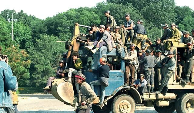 90 de ani de Iliescu și alți 30 de la Mineriada: Povară grea pe umerii țării