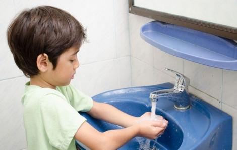 Studiu: Unul din cinci copii din România nu se spală pe mâini după ce folosește toaleta
