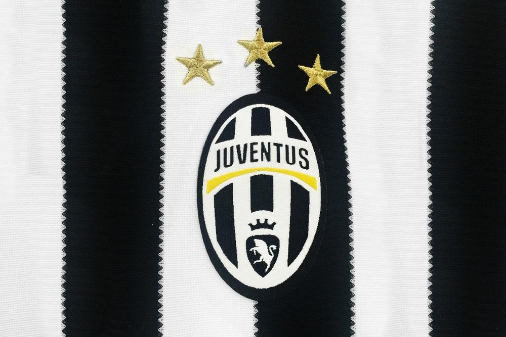 Acţiunile clubului Juventus au crescut cu aproape opt la sută după ce gruparea a decis diminuarea salariilor jucătorilor
