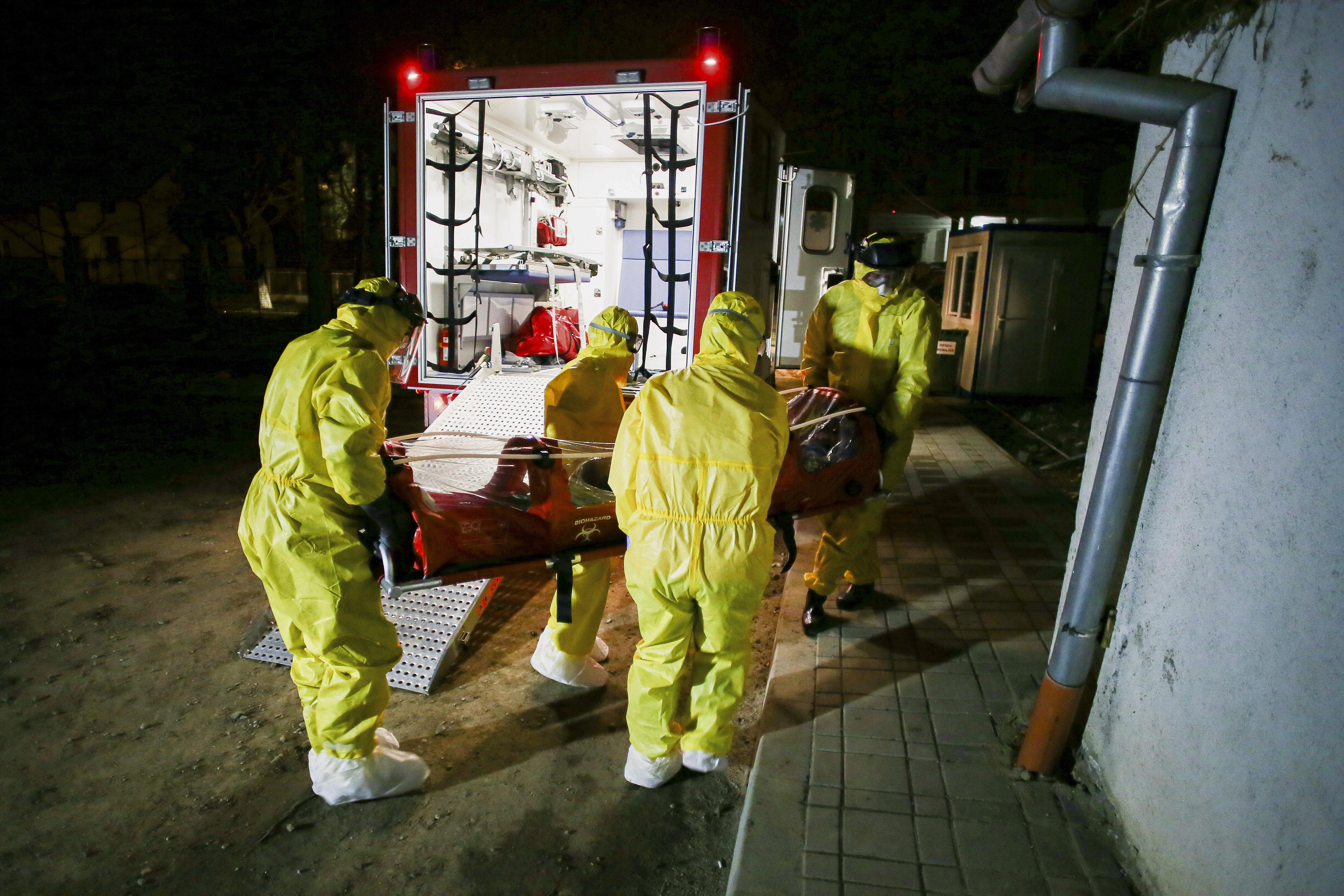 Cadrele medicale, &icirc;n pericol &icirc;n toată Europa! Un medic din patru se află &icirc;n autoizolare sau este bolnav,  &icirc;n Marea Britanie