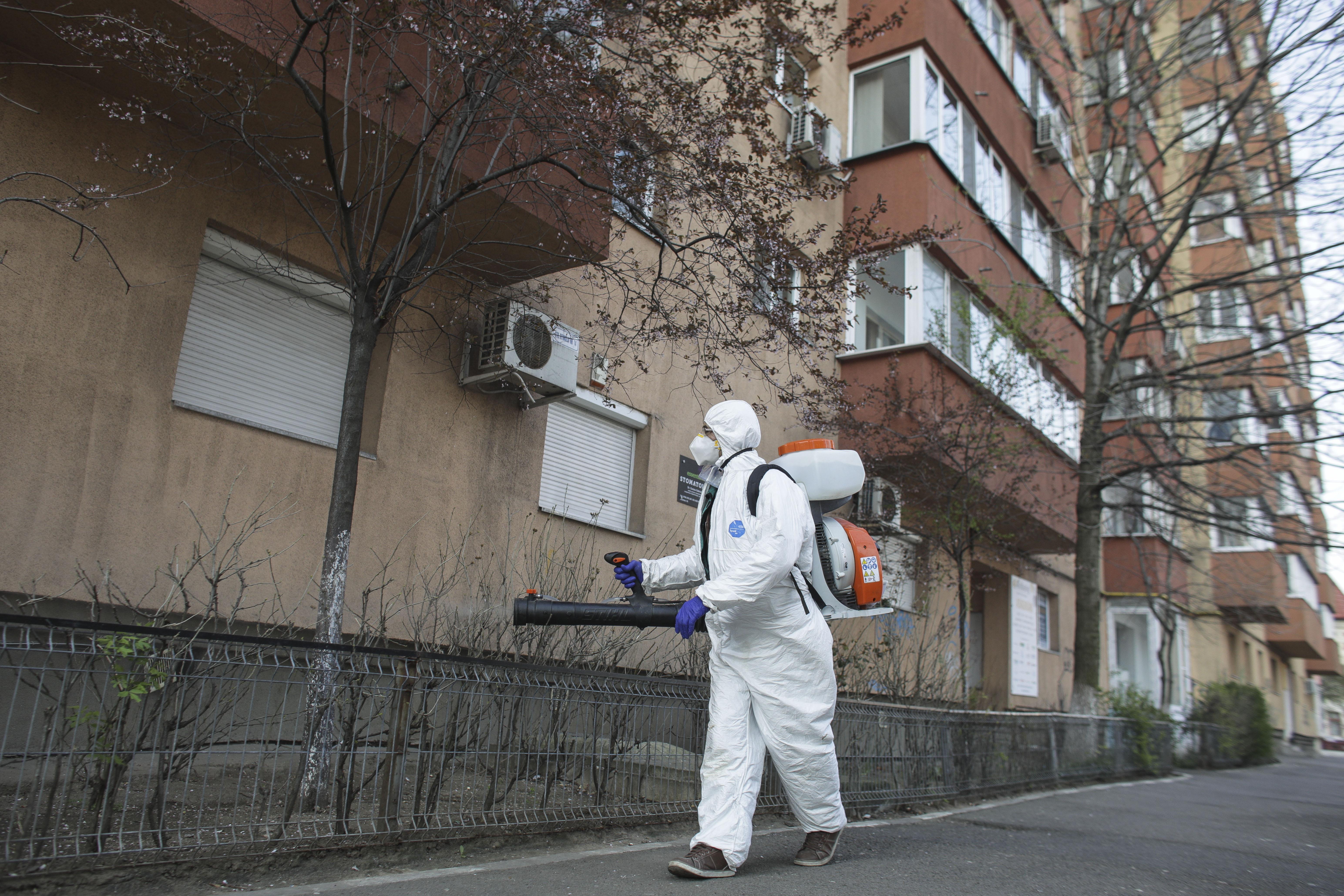 Montarea dispozitivelor cu soluţie dezinfectantă la intrările &icirc;n blocuri ar putea fi făcută de asociațiile de proprietari