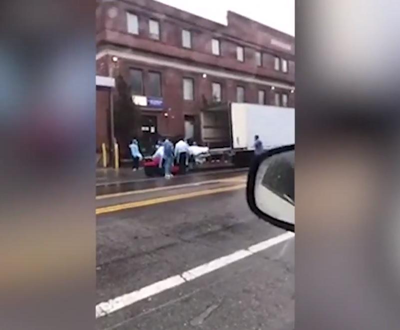 Imagini &icirc;nfiorătoare! Cadavre ale unor victime COVID-19, &icirc;ncărcate de un motostivuitor &icirc;ntr-un camion frigorific! Atenție, vă pot afecta emoțional! VIDEO