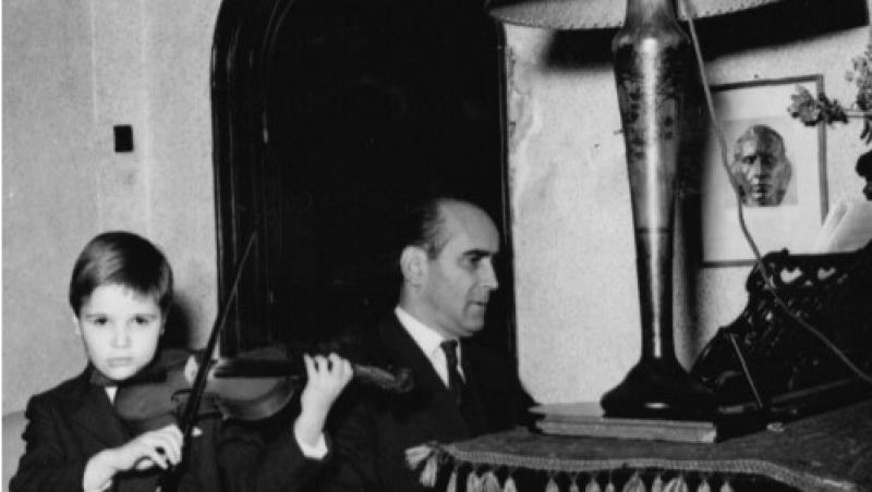 Tudor Dumitrescu și tatăl său. Primele lecții de vioară, 1964