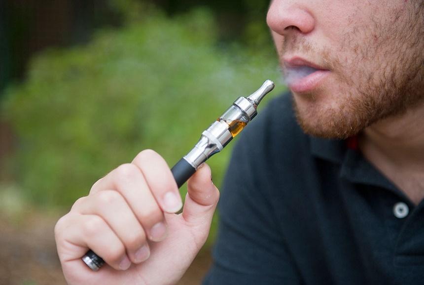 Raport britanic: Temerile false îi împiedică pe fumători să folosească ţigările electronice pentru a se lăsa de fumat. Utilizarea regulată a produselor de vapare este cu mult mai puţin nocivă decât fumatul