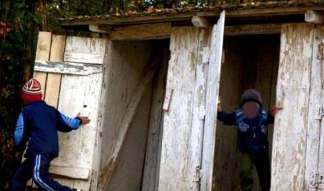 30% dintre copiii României trăiesc într-o casă cu toaletă în curte. Unii n-au văzut niciodată săpunul, iar apa e doar pentru băut