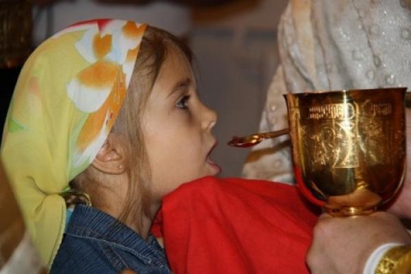 Coronavirusul, motiv de ceartă pentru preoți! "E blasfemie să nu dai &icirc;mpărtășania cu aceeaşi linguriţă tuturor credincioșilor"