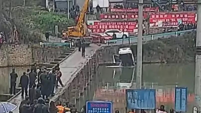 A căzut cu mașina &icirc;n r&acirc;u, la zece minute după ce și-a luat permisul auto. Șoferul avea m&acirc;inile ocupate: &bdquo;Felicitări! De astăzi, &icirc;ncepi o nouă viață&rdquo;