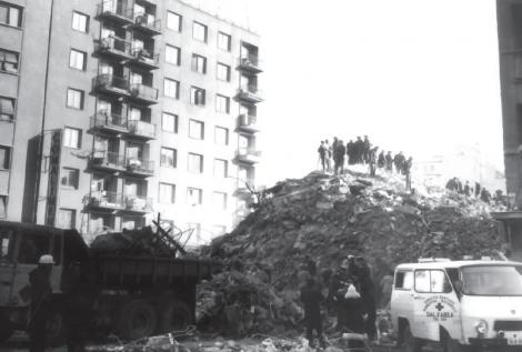Cutremurul din '77, ziua când nici piloții n-au mai găsit Bucureștiul și oamenii au căzut în stradă, cu cada! Tudor Stavru a fost eroul de la blocul Nestor! A căzut în gol de la 23 de metri