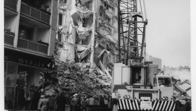 Imagine cu blocul Nestor după cutremurul din 1977