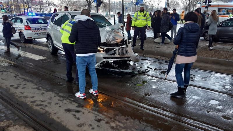 Accident la pasajul Mihai Bravu. Tramvaiul 1 este blocat