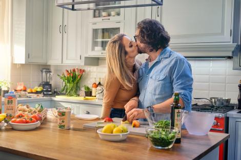 Chef Florin Dumitrescu și Cristina, soția sa, pentru prima oară protagoniști ai unui serial online filmat chiar la ei acasă