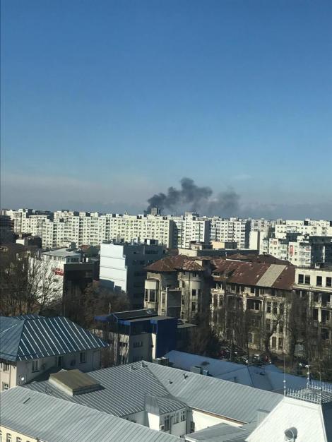 Incendiu puternic în București. Un nor uriaş de fum s-a ridicat deasupra Capitalei