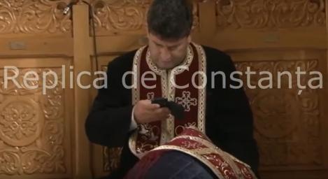 În timpul spovedaniei, un preot român a pus mâna pe telefon, fără nicio jenă față de enoriași sau Dumnezeu: „Poate era ceva urgent”