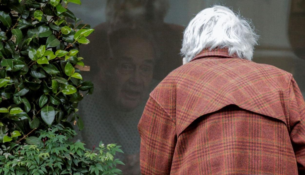 Cum arată dragostea &icirc;n vremea coronavirusului, după 60 de ani de căsnicie! O bunică, nedezlipită de un geam &icirc;n spatele căruia soțul ei se afla &icirc;n carantină