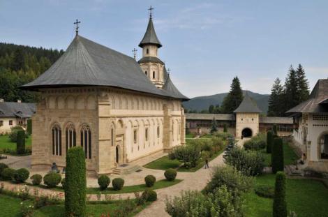 Lucruri esențiale de știut despre Mănăstirea Putna. Ştefan cel Mare a ales locul după ce a tras cu arcul