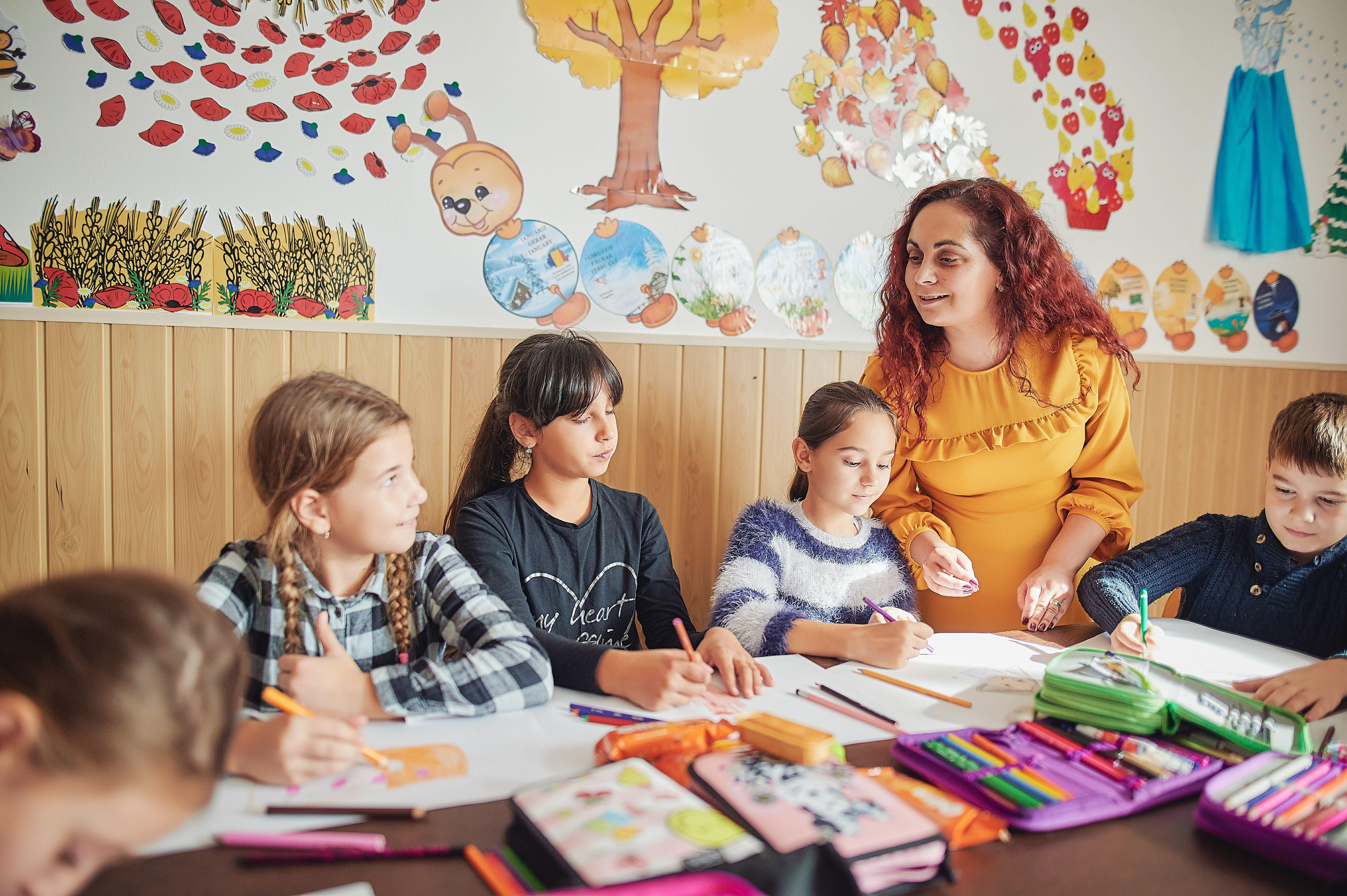 STUDIU: Fetele au medii mai bune la Evaluarea Naţională şi Bacalaureat