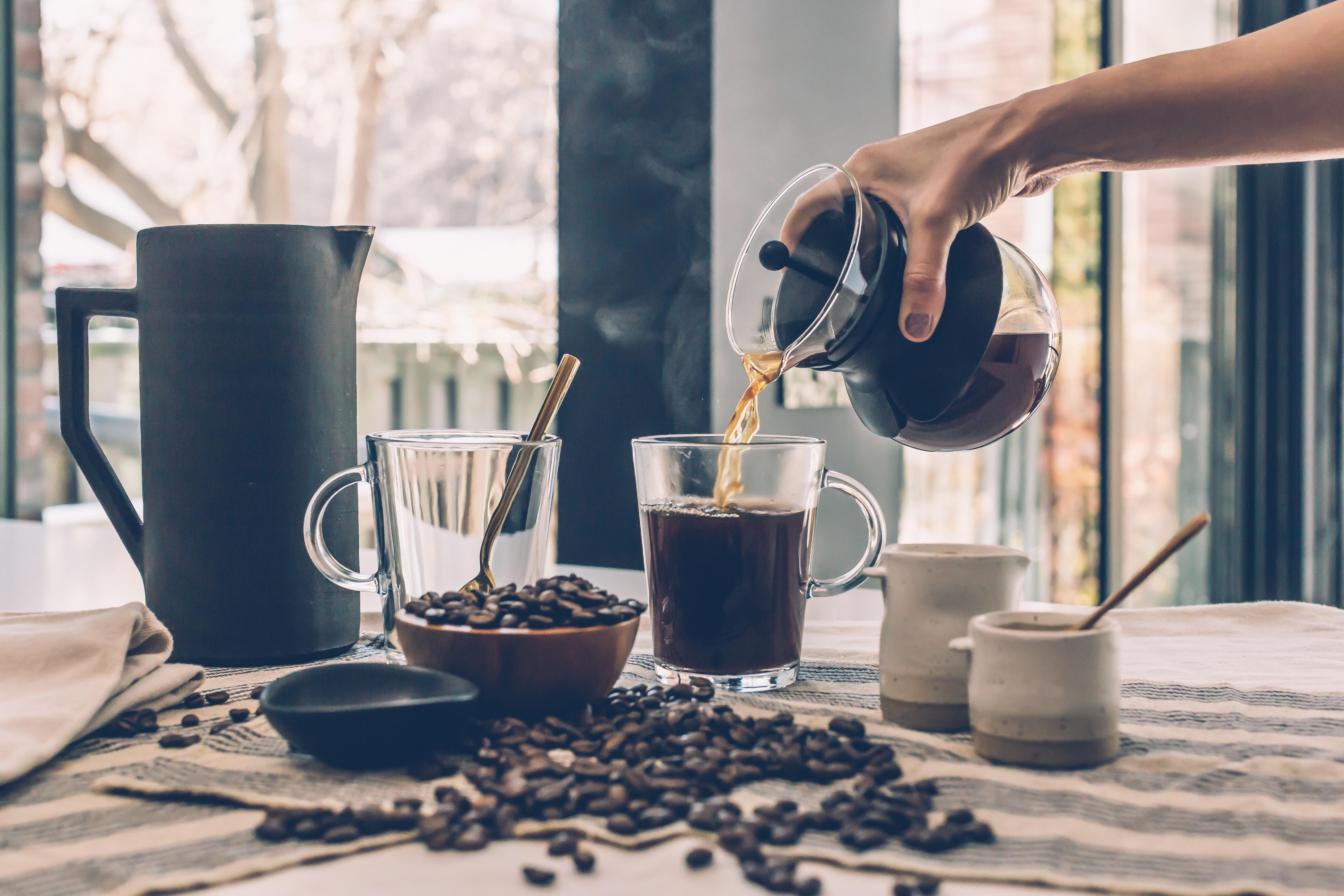 Problemele de sănătate grave pe care le pot crea cafeaua și energizantele