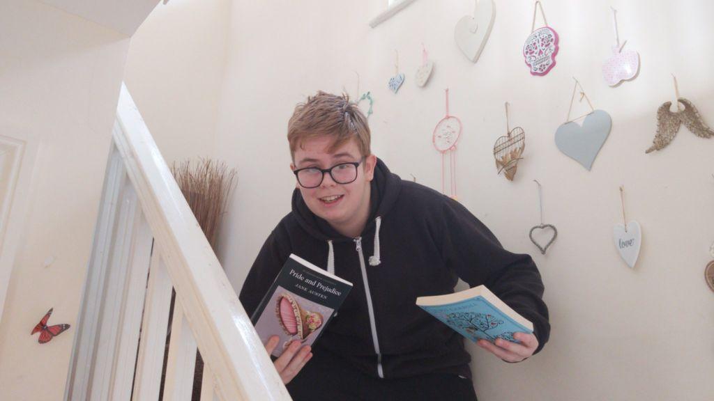 Era umilit la școală pentru că pasiunea lui este cititul cărților. Puștiul de 13 ani a dat lovitura cu povestea sa: are peste 150.000 de fani pe Instagram