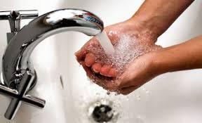 Rom&acirc;nia vs COVID-19: Unul din trei rom&acirc;ni nu are acces la apă curentă! Ca să se poată proteja de noul virus, trebuie să care apa cu găleata