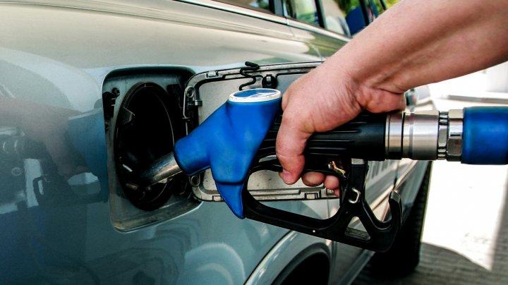 Vești bune! Prețul carburanților ar putea scădea, după ce prețul petrolului a suferit o scădere cu 25%