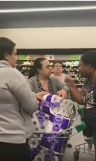 Trei femei s-au luat la bătaie pentru h&acirc;rtie igienică, din cauza isteriei create de răsp&acirc;ndirea coronavirusului-Video