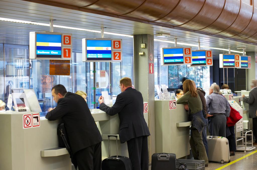 Anunțul Tarom! Ce se &icirc;nt&acirc;mplă cu biletele de avion care au fost achiziționate, după ce s-a decis anularea zborurilor din și spre Italia