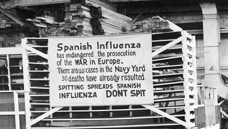 Pancartă „anti-scuipat” într-o curte a Marinei SUA din 1918. Pe măsură ce virusul a început să se răspândească, a fost supranumit "gripa spaniolă" din singurul motiv că majoritatea țărilor europene au cenzurat fluxul de informații în presă, în timpul războiului. Întrucât Spania era neutră, iar media era liberă la acea vreme, primele rapoarte despre boala letală au apărut acolo.
