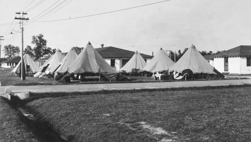 Corturi pentru găzduirea pacienților cu gripă, în Arkansas în 1918. Fără vaccin împotriva virusului și a antibioticelor, doar izolarea și igiena personală au fost eficiente pentru a reduce răspândirea gripei spaniole.