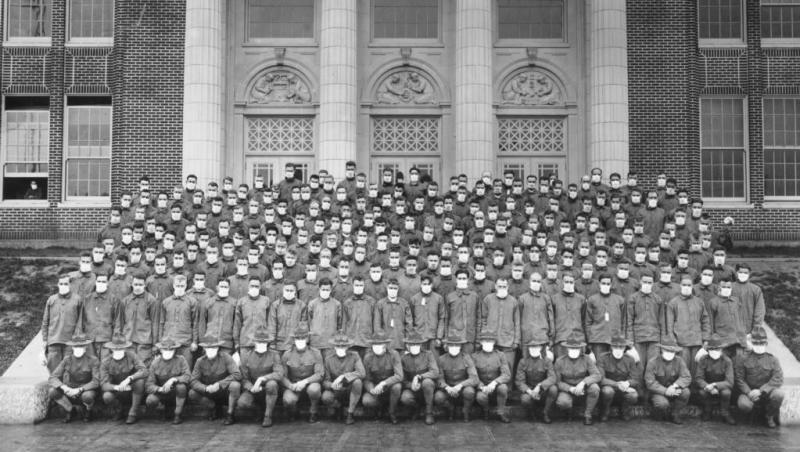 Membrii corpului de pregătire a studenților din armata americană poartă măști contra gripei în octombrie 1918, la apogeul celei mai mortale pandemii din istoria modernă.