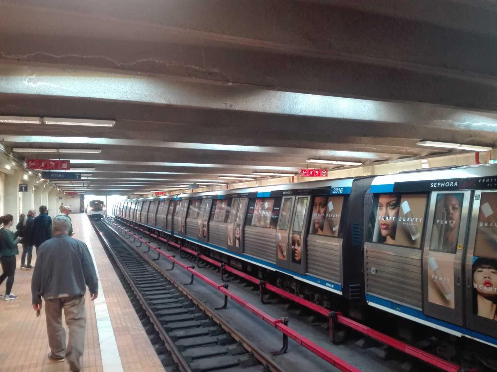 Metrorex anunţă că, pe l&acirc;ngă dezinfectarea suplimentară a trenurilor, a cerut firmelor de salubrizare să intensifice curăţenia şi igienizarea