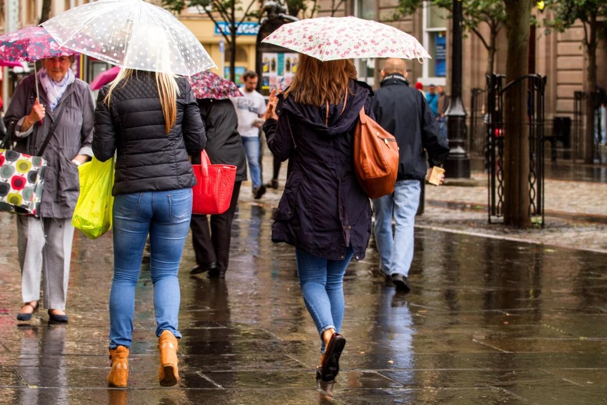Atenționare meteo! C&acirc;t mai țin ploile &icirc;n Rom&acirc;nia! La munte sunt anunțate ninsori!