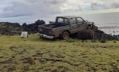Ieri a fost, astăzi nu-i! Una dintre statuile Parcului Național Rapa Nui, distrusă de o camionetă