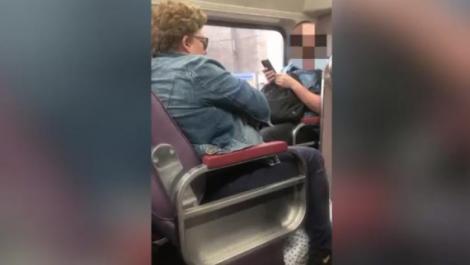 Reacția virală a unui bărbat după ce o femeie a tușit în fața lui, în tren, fără să-și acopere gura. "Este dezgustător"-Video