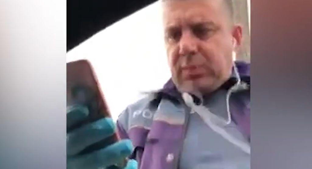 Scandal &icirc;n trafic &icirc;ntre un poliţist şi un şofer care nu i-a permis să-i atingă actele. &bdquo;Te scot cu forţa dacă nu mi le dai&rdquo;