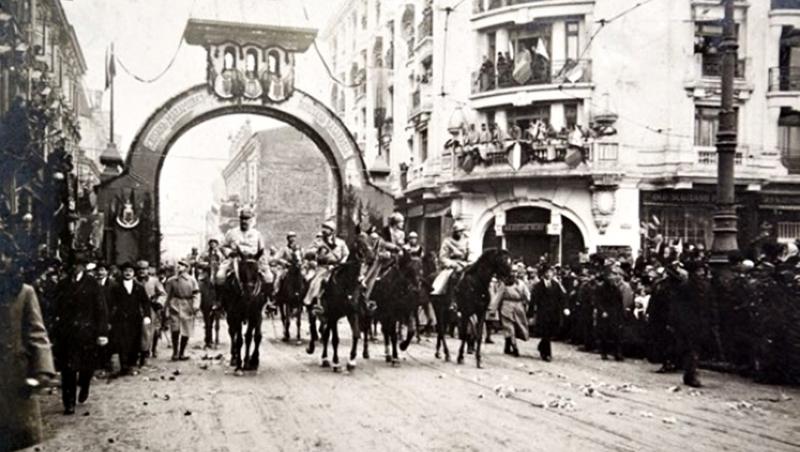 Intrarea triumfală a Regelui Ferdinand și a Reginei Maria la București, la întoarcerea din exilul de doi ani. La numai câteva zile, suverana va cădea la pat, atinsă de gripa spaniolă