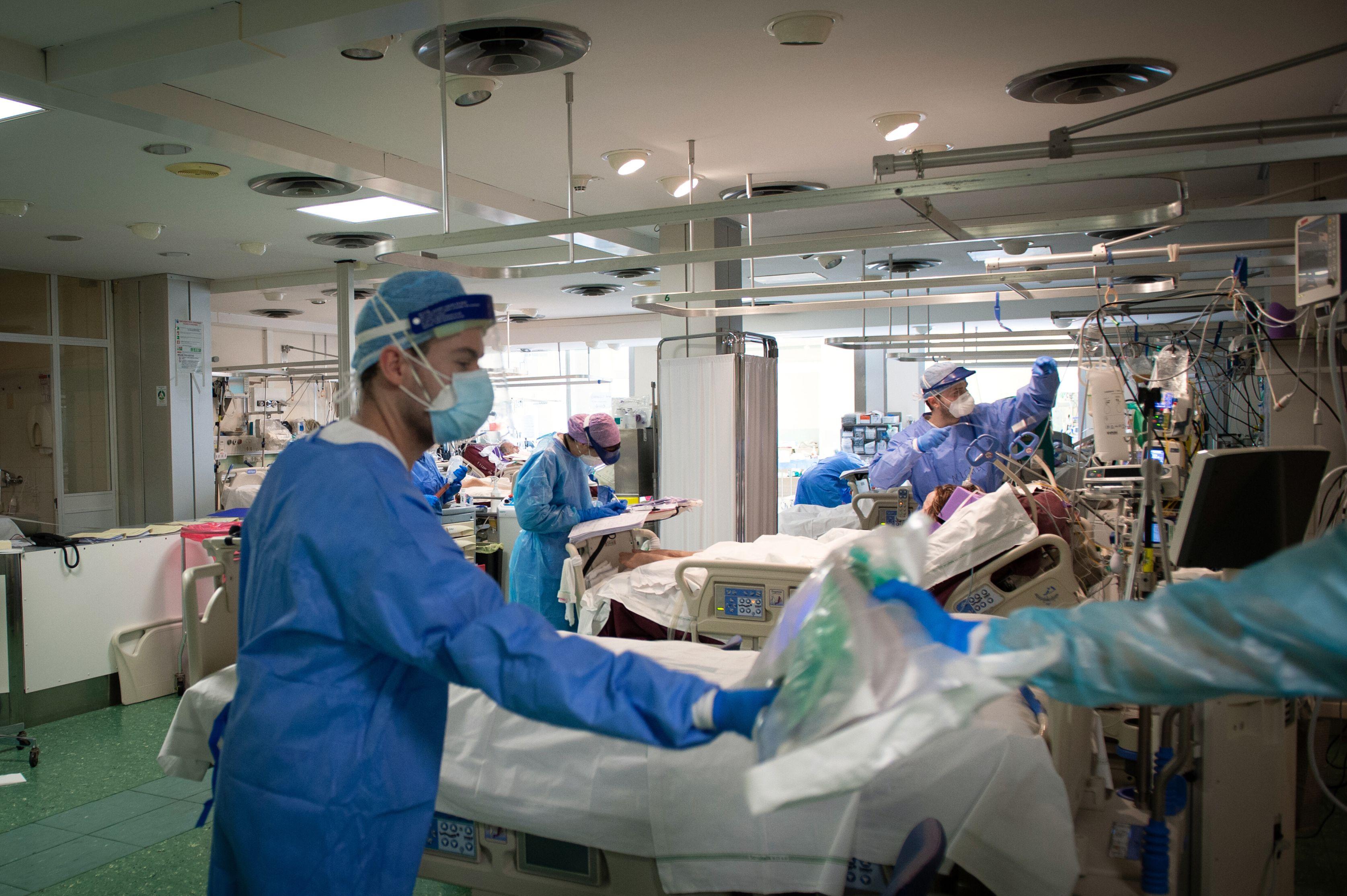 Rom&acirc;nia va avea &icirc;n cur&acirc;nd peste 10.000 de cazuri de coronavirus. Nelu Tătaru recunoaște: "Urmează două săptăm&acirc;ni grele"