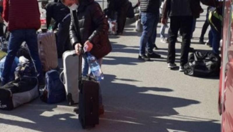 UPDATE: Zeci de români chemați la muncă în Germania, au aglomerat Aeroportul din Iași, riscând să se infecteze cu coronavirus
