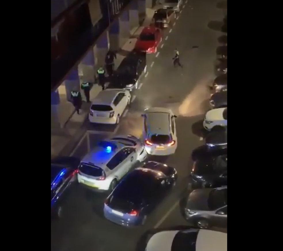 Rom&acirc;n cu probleme psihice, filmat c&acirc;nd face haos pe o stradă din Spania. Bărbatul a lovit inclusiv mașina polițiștilor | VIDEO