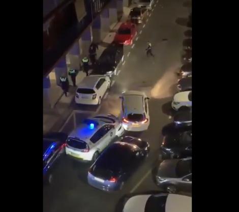 Român cu probleme psihice, filmat când face haos pe o stradă din Spania. Bărbatul a lovit inclusiv mașina polițiștilor | VIDEO