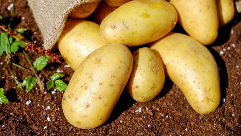 Comercianții profită de pandemie: Cartofii sunt mai scumpi cu 11%, iar prețurile unor alimente au explodat