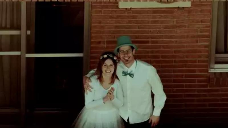 Doi îndrăgostiți și-au unit destinele pe balconul casei, după ce pandemia de coronavirus i-a forțat să anuleze nunta