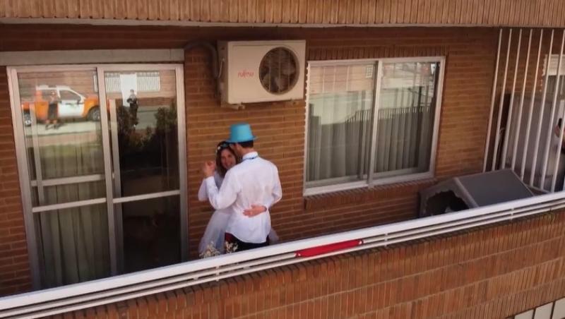 Căsătorie inedită în Spania! Doi îndrăgostiți și-au unit destinele pe balconul casei, după ce pandemia de coronavirus i-a forțat să anuleze nunta