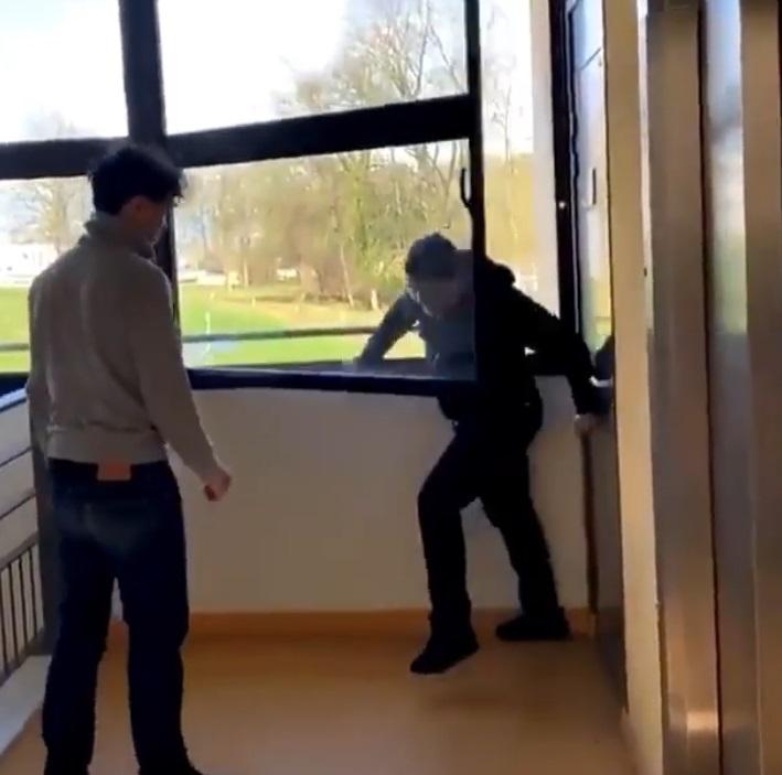 Cum se &rdquo;distrează&rdquo; doi tineri aflați &icirc;n izolare cărora le lipsește fotbalul. Atenție, nu &icirc;ncercați așa ceva acasă!&nbsp;