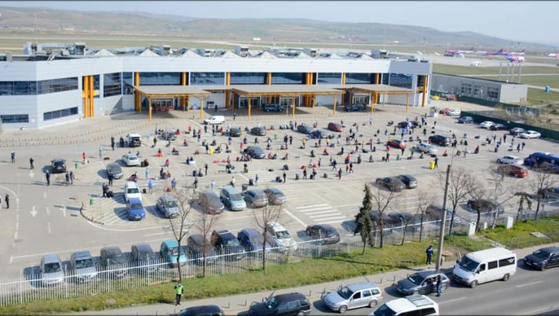 Reacția românilor strânși pe aeroportul din Cluj când au aflat că sunt lăsați să plece la muncă în Germania