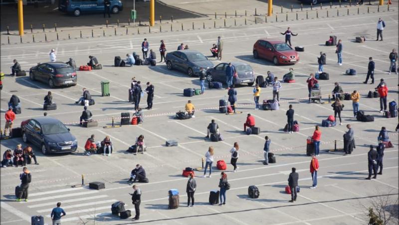 “Pregătiţi-vă că plecaţi până la urmă!” Reacția românilor strânși pe aeroportul din Cluj când au aflat că sunt lăsați să plece la muncă în Germania