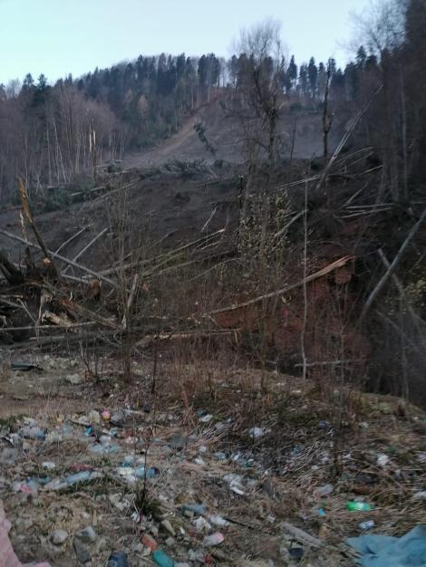 Alertă la Azuga! Alunecare masivă de teren, 150 de persoane au fost evacuate: „Pământul a acoperit în totalitate râul” - VIDEO