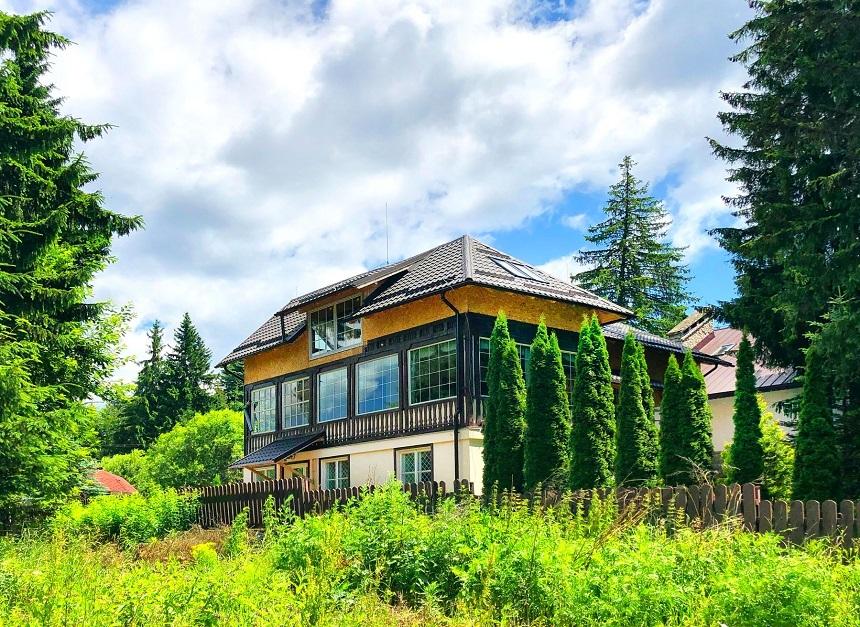 Casa-muzeu Br&acirc;ncuşi de l&acirc;ngă Hobiţa şi vila de protocol din Predeal a lui Ceauşescu, scoase la v&acirc;nzare