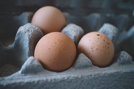 Atenție la ouăle pe care le cumperi de Paște! Știai că fiecare ou poartă informații ștanțate despre cum au fost crescute găinile